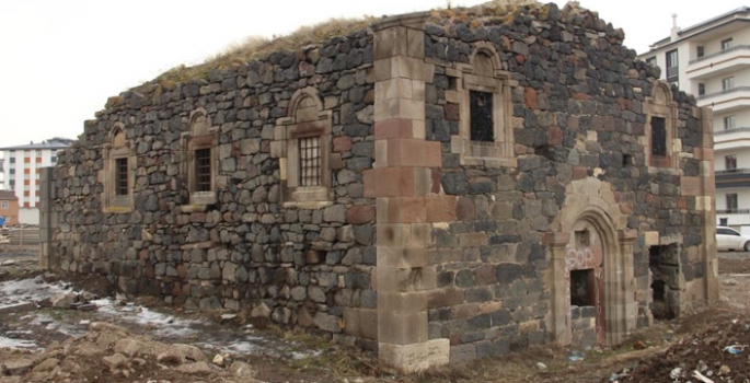 Kentsel dönüşümün tam ortasında harabe bir kilise