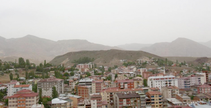 Oltu dağlarını kuraklık tozu sardı
