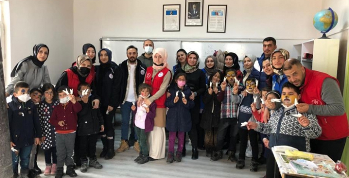 Miniklerin gönlüne diş setiyle girdiler