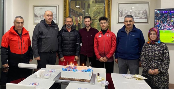 Olimpiyat fatihlerine pastalı kutlama