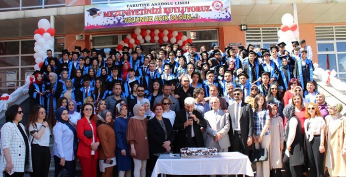 Yakutiye Anadolu Lisesi’nde renkli mezuniyet