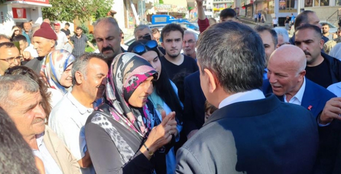 Bakan Tekin, baba ocağında çiçeklerle karşılandı