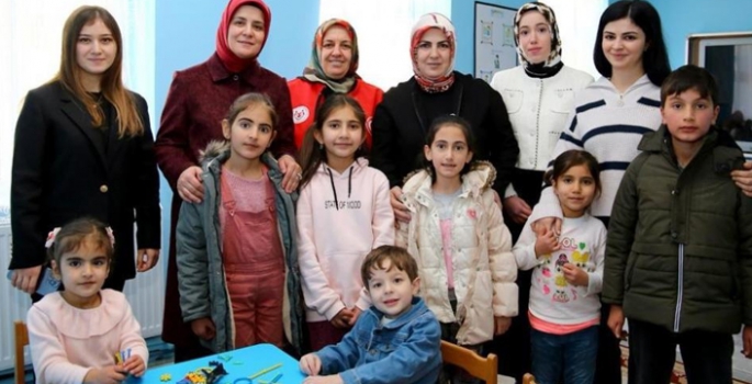 Hanımlar köy okullarında öğrencilerle buluştu