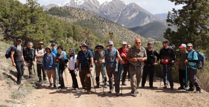 15 km yürüdü, zirvenin keyfini çıkardılar