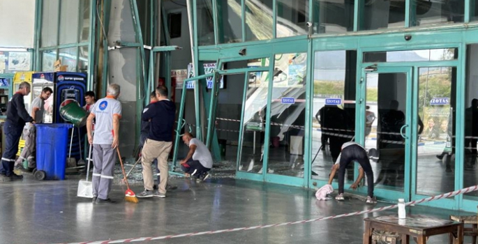 Erzurum otobüsü yolcu bekleme alanına daldı