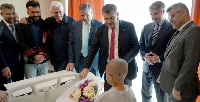 Bakan Tekin, minik Murat’ı ziyaret etti