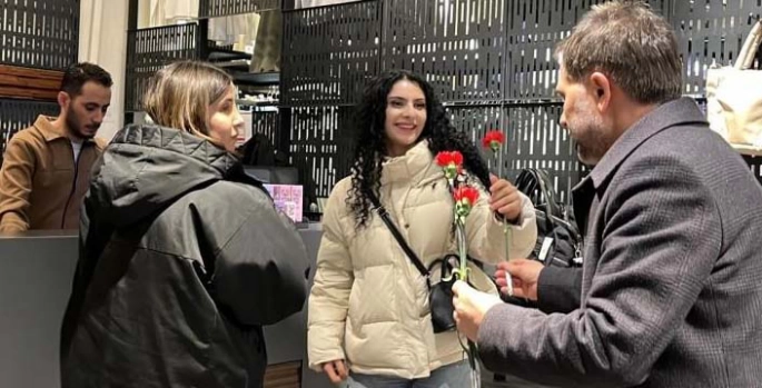 Başkan Uçar’dan kadınlara karanfilli kutlama
