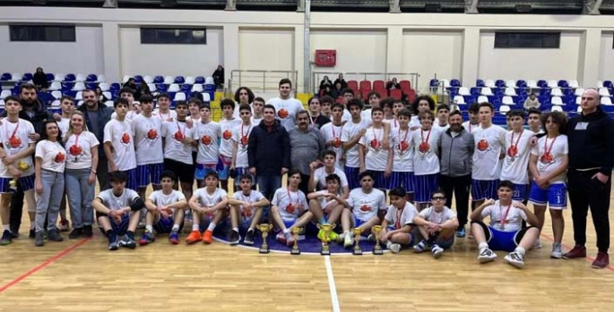 Basketler Yeşilay için atıldı