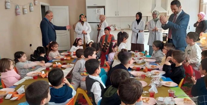 Minikler öğle ezanıyla oruçlarını açtılar