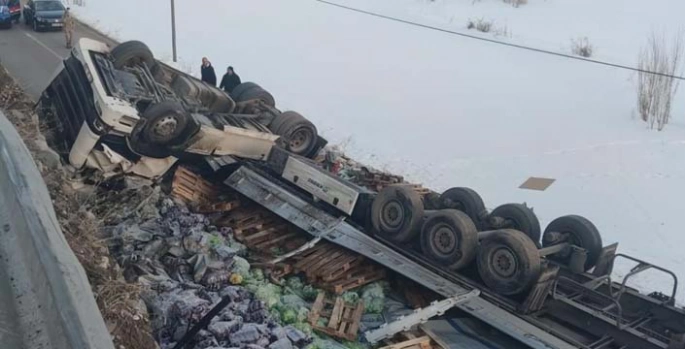 Tır bariyerlerden aşağı uçtu: 1 yaralı