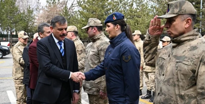 Vali Çiftçi Mehmetçikle bayramlaştı