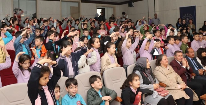 23 nisan coşkusu tiyatroyla taçlandı