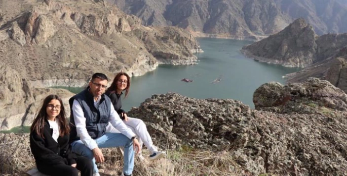 Ayvalı Barajı'na baharla gelen doğal güzellik