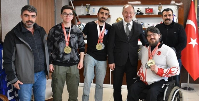 Çakmur şampiyonları kutladı