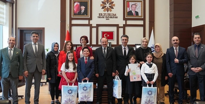Rektör Çakmak, makamını çocuklara devretti