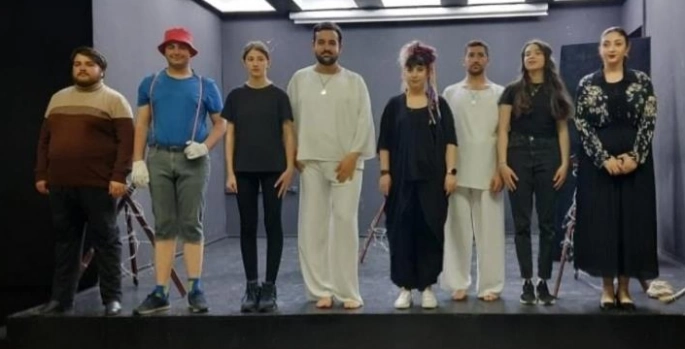 Sahnede ‘Zamanın dehlizinde bir kurşun’