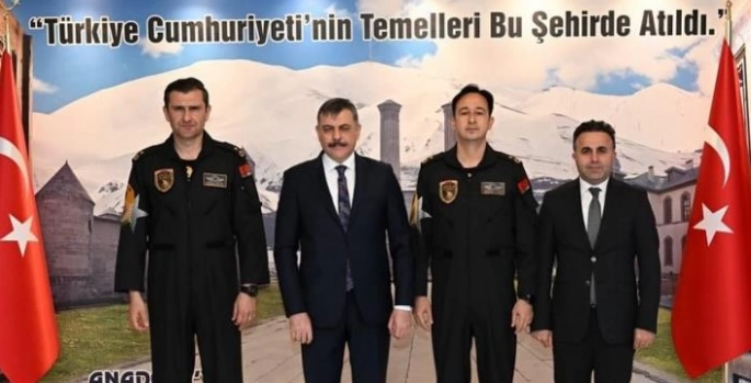 SOLOTÜRK ekibinden Vali Çiftçi’ye ziyaret
