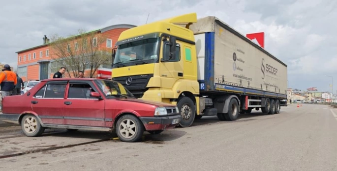 Tır otomobili sürükledi: 3 yaralı