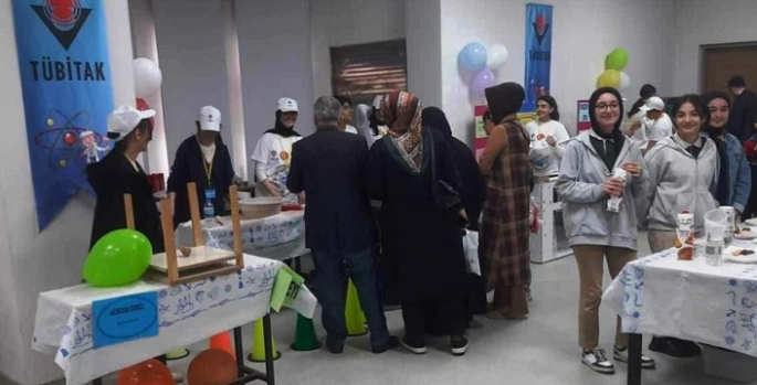 Ortaokul öğrencileri bilim fuarında hünerlerini sergiledi