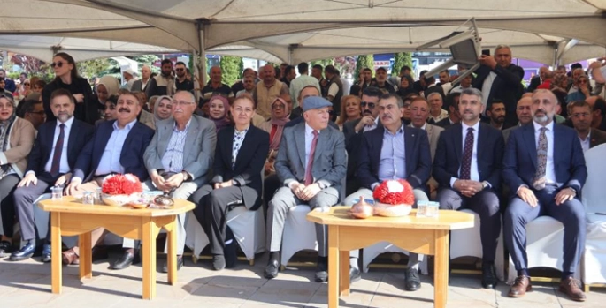 Bakan Tekin: Bu bayram Türkiye'nin kardeşlik iklimi için apayrı bir bayram