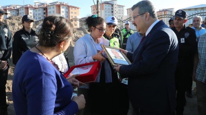 Polis memuru kalbine yenildi