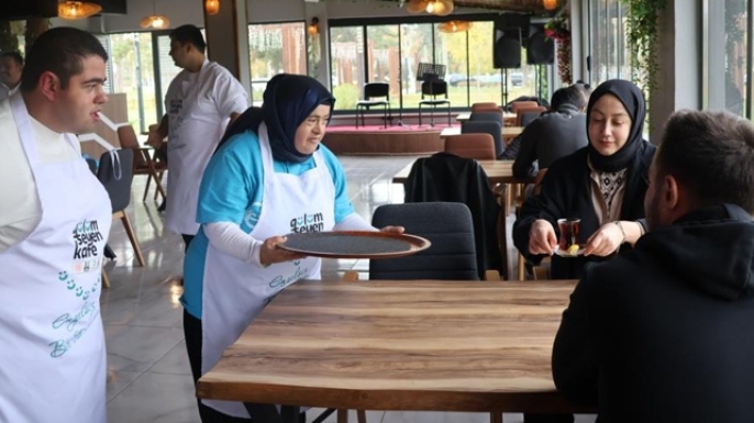 Gülümseyen kafe, engelleri sevgiyle aşıyor