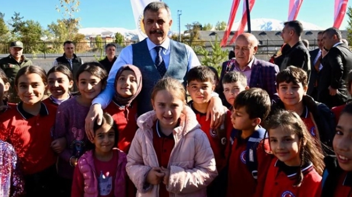 Vali Çiftçi, öğrencilerle fidan dikti