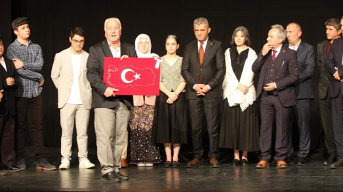 ‘Bir Gül’dür Öğretmen’ duygulandırdı