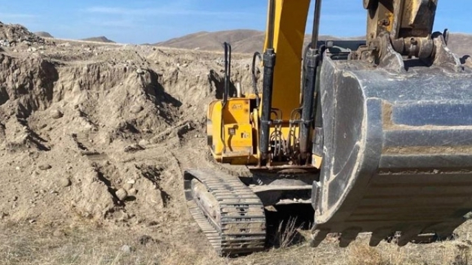 İş makinasıyla kaçak kazı yaparken yakalandılar