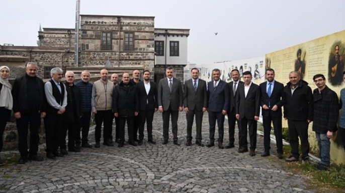 Vali Çiftçi, "Dil ve Edebiyat Konağı"nı inceledi