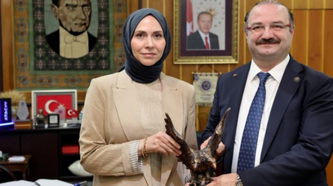 Hacımüftüoğlu, genç bilim insanını tebrik etti