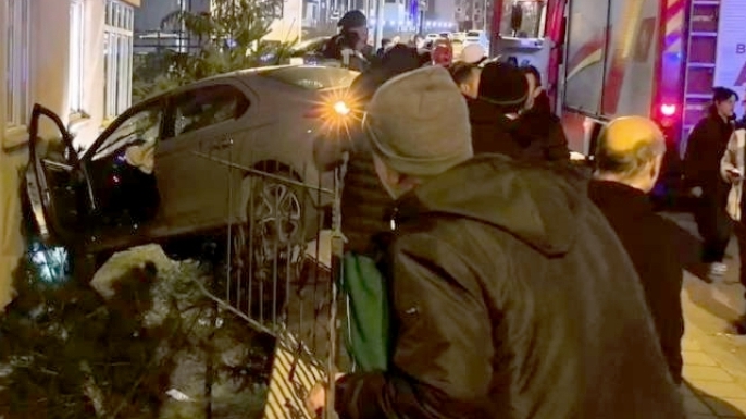 Otomobil bina ile duvar arasında asılı kaldı