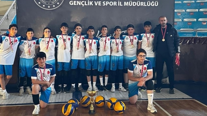Voleybolda Şampiyon Oltu Cumhuriyet Ortaokulu