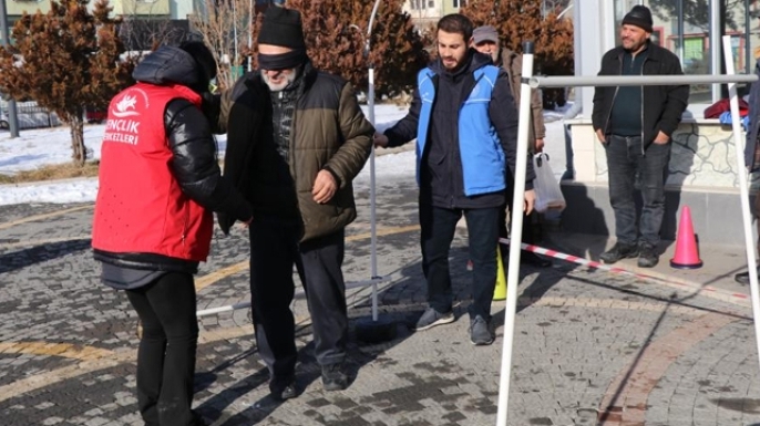 Beyaz bastonlarla engelleri aşmaya çalıştılar