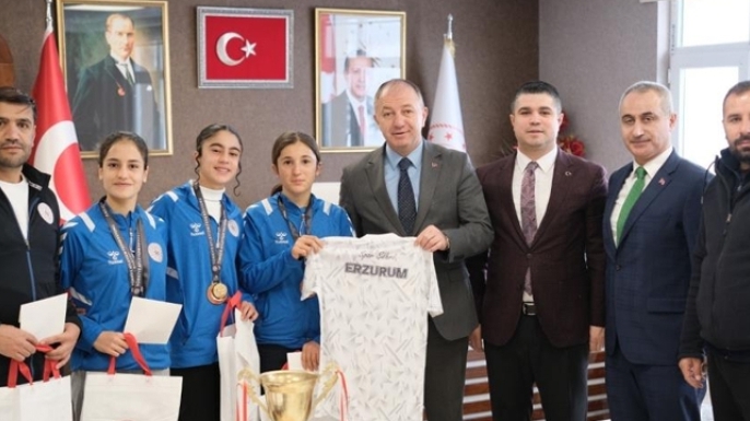 Çakmur şampiyon atletleri ödüllendirdi