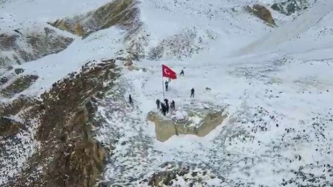 Göreşken’in zirvesine Türk bayrağı