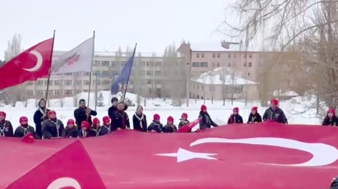 İzcilerden bayrak yürüyüşü
