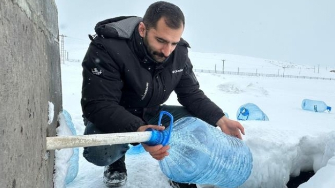 Karayazı’da su hatları dondu, vatandaş çeşmelere koştu