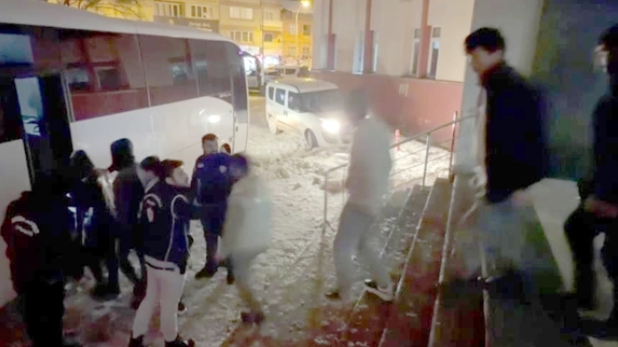 Metruk yapılara baskın; 48 düzensiz göçmen yakalandı