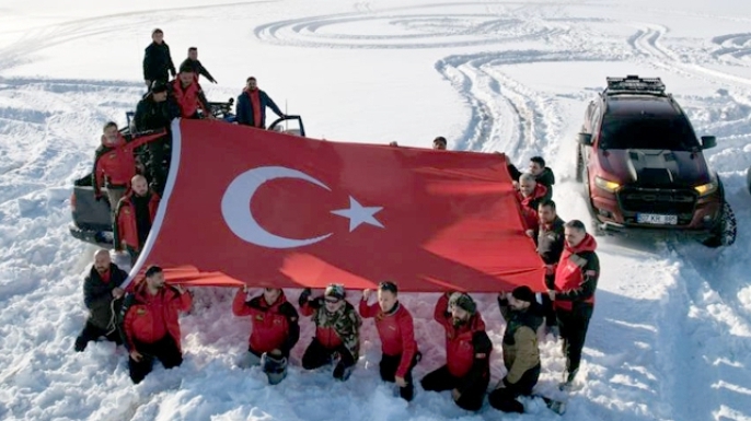 Vali Çiftçi’den karda rafting