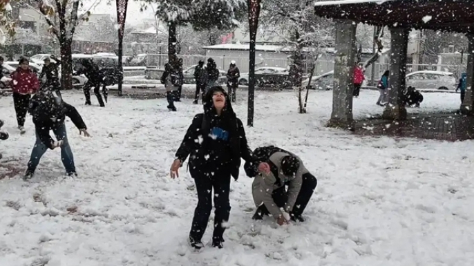 ‘Kar tatili" sevinci yarım kaldı, çalışan anneler de çözüm bekliyor!