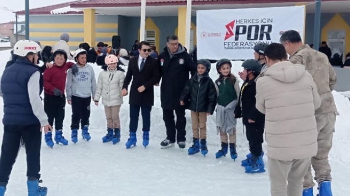 Kaymakam çocukları buz pateni ile tanıştırdı