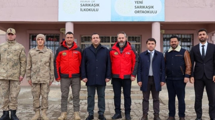 Yürekler bir oldu, köy okuluna modern kütüphane