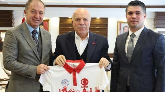 Başkan Sekmen’e Erzurum temalı forma