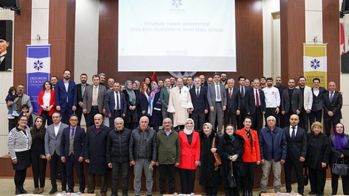 ETÜ’de akademik giysi ve ödül töreni gerçekleştirildi