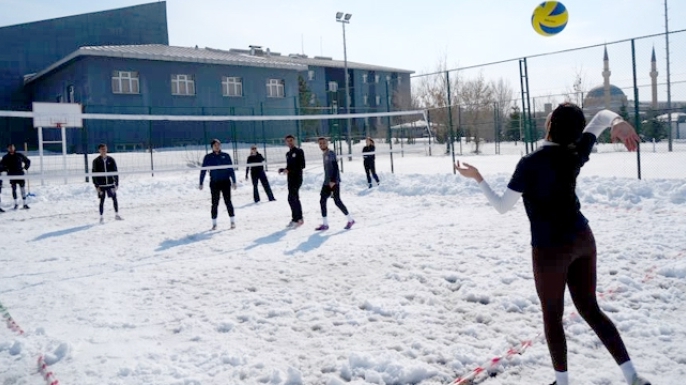 Kampüste kar voleybolu heyecanı