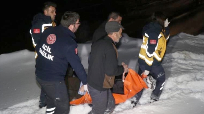Kar engelini aştı, yaşlı hastayı kurtardılar