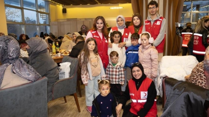 Kızılay Kadın’dan anlamlı iftar: Yetimler unutulmadı