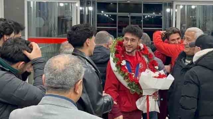 Milli sporcu Furkan Akar çiçeklerle karşılandı