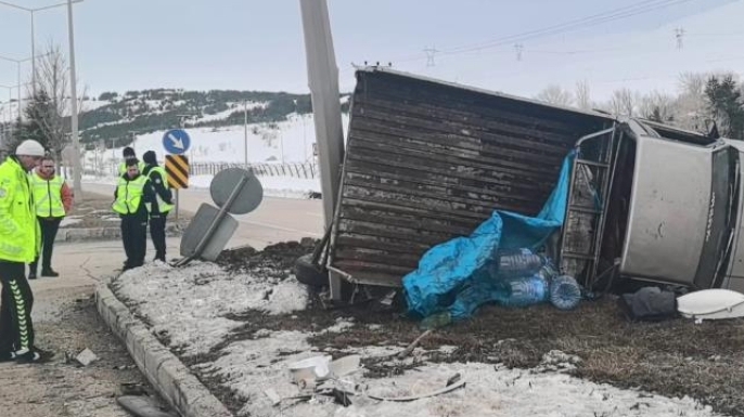 Otomobil kamyonete çarptı: 1’i ağır 3 yaralı